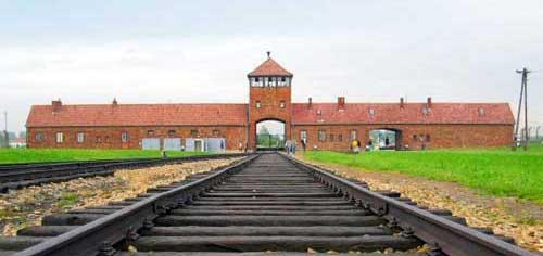 Bahneinfahrt Auschwitz. Foto: C.Puisney. Lizenz: CC BY-SA 3.0, Wikimedia Commons