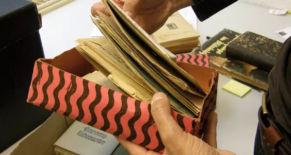 zum Leitfaden (Foto: Bildausschnitt aus der Handreichung "Das materielle Erbe der Zeitzeugen sichern", Dokumentationszentrums Oberer Kuhberg Ulm.) zum Leitfaden (Foto: Bildausschnitt aus der Handreichung "Das materielle Erbe der Zeitzeugen sichern", Dokumentationszentrums Oberer Kuhberg Ulm.)