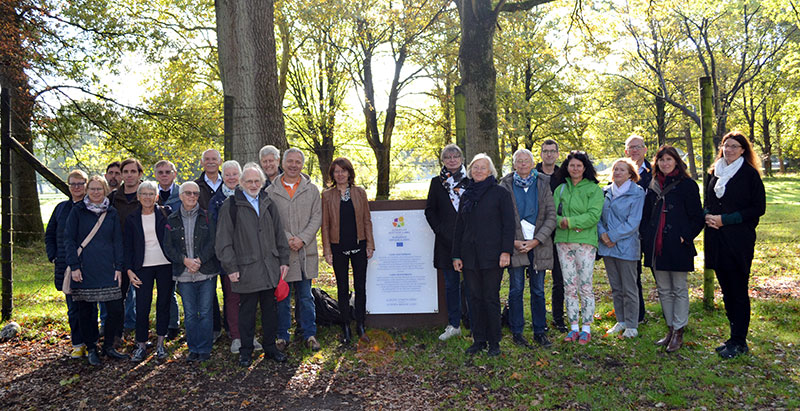 Rückblick (Gruppenfoto am Eingang der Gedenkstätte Westerbork: Auch das National Monument Camp Westerbork in den Niederlanden hat das Europäische Kulturerbe-Siegel erhalten. Foto: VGKN/Anja König)