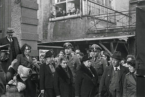Am helllichten Tag: Am 22. Oktober 1940 wurden – wie hier in Lörrach – die badischen und saarpfälzischen Juden in das südwestfranzösische Internierungslager Gurs deportiert. Die beiden Gauleiter Robert Wagner und Josef Bürckel führten damit die erste plan